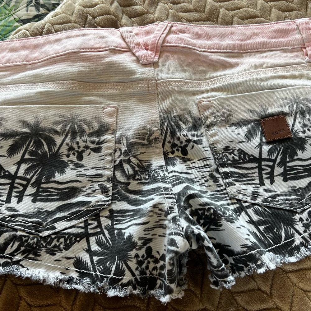 Super cute Roxy shorts - Picture 2 of 3